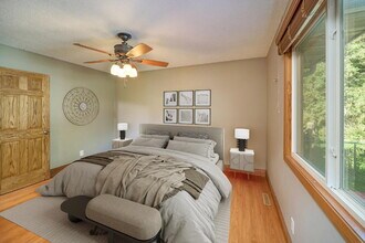 8106 Dakota Ln in Chanhassen, MN - Foto de edificio - Building Photo