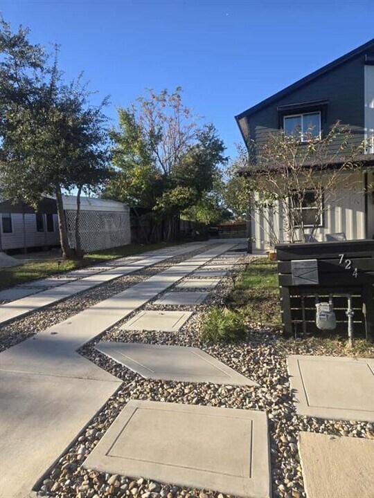 724 Ramsey Ave in Rockdale, TX - Building Photo
