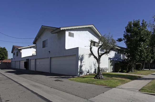 Knottwood Apartments in Anaheim, CA - Foto de edificio - Building Photo