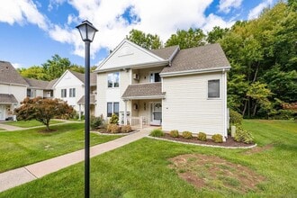 46 Millbrook Ct in Newington, CT - Building Photo - Building Photo