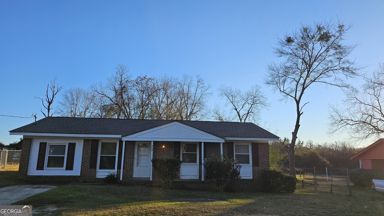 233 Beeland Dr in Fort Valley, GA - Building Photo