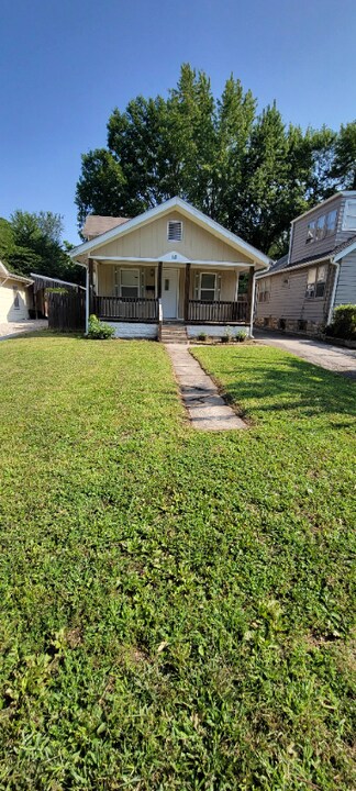 18 W 80th St in Kansas City, MO - Building Photo