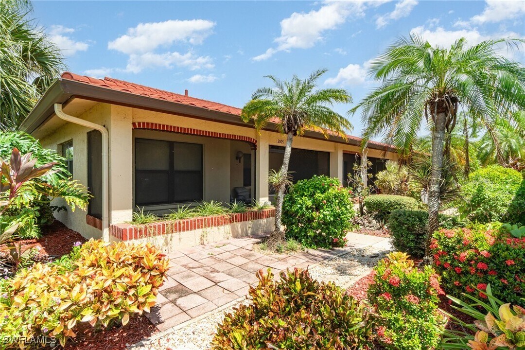 2005 Pine Isle Ln in Naples, FL - Building Photo