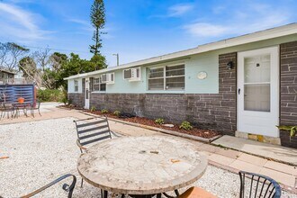 263 148th Ave, Unit 1 in Madeira Beach, FL - Foto de edificio - Building Photo