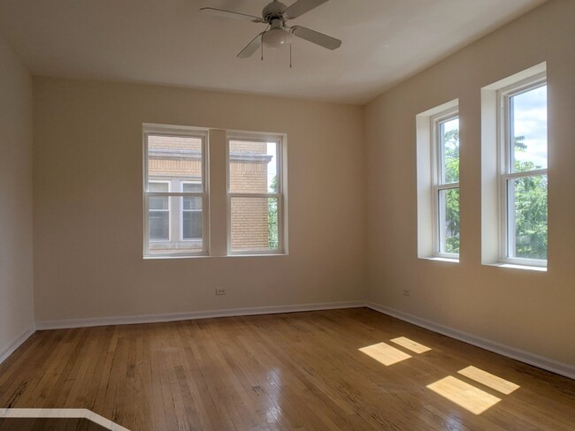 2359 N Drake Ave in Chicago, IL - Building Photo - Building Photo