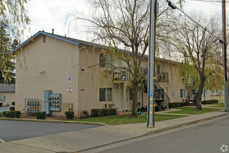 Park View Apartments in Redding, CA - Building Photo - Building Photo