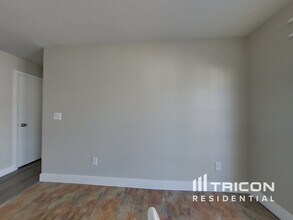 5210 Espadrille Dr in Salt Lake City, UT - Foto de edificio - Building Photo