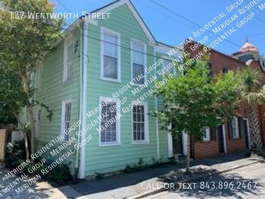 137 Wentworth St in Charleston, SC - Building Photo