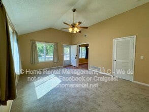 8643 Melrose St in Overland Park, KS - Foto de edificio - Building Photo