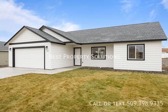 919 W Pine Dr in Moses Lake, WA - Foto de edificio - Building Photo