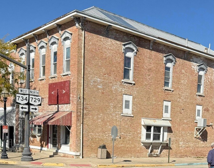 2 N Main St in Jeffersonville, OH - Building Photo