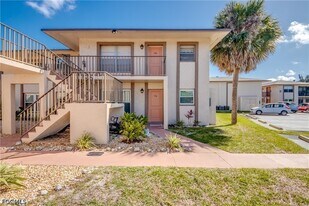 16881 Davis Rd in Ft. Myers, FL - Building Photo