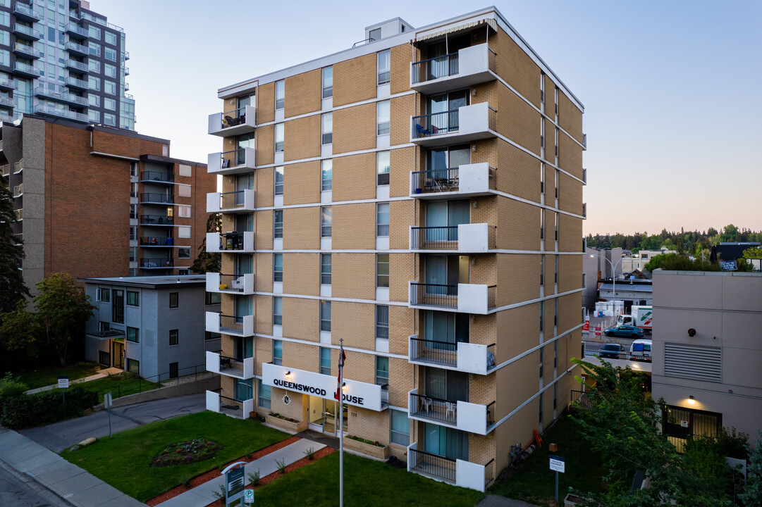 Queenswood House in Calgary, AB - Building Photo