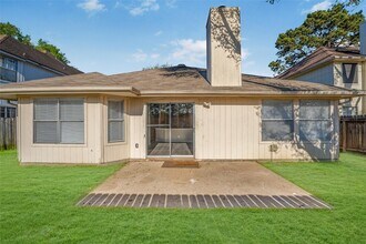 16007 Lakestone Dr in Tomball, TX - Foto de edificio - Building Photo