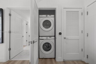 101 Diplomat Pkwy in Hallandale Beach, FL - Foto de edificio - Building Photo