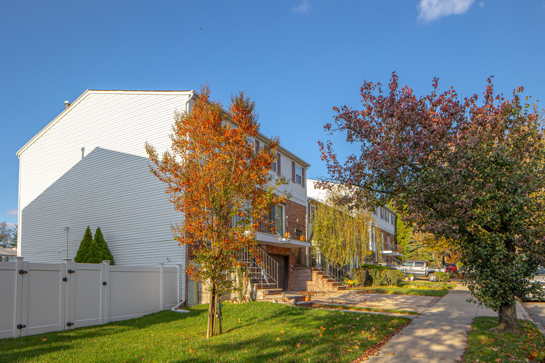 Golf View Condos in Staten Island, NY - Building Photo