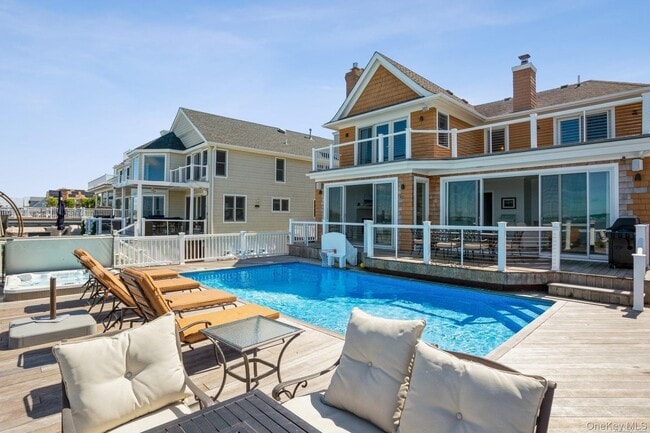 676 Dune Rd in Westhampton Beach, NY - Building Photo - Building Photo