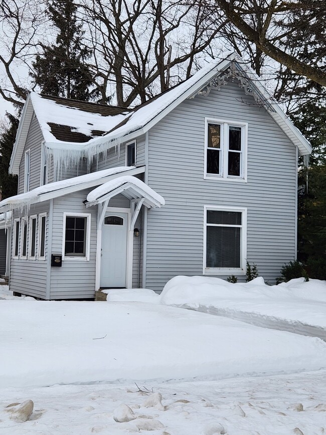 321 W Eighth St, Unit upper in Traverse City, MI - Foto de edificio - Building Photo