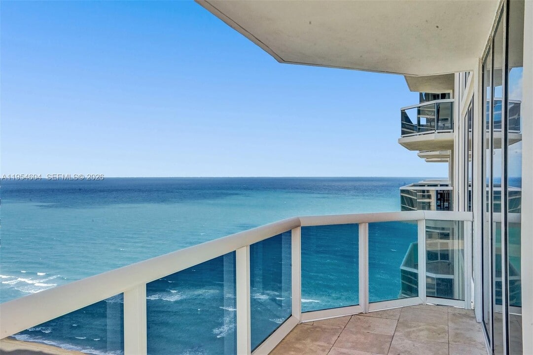 4775 Collins Ave in Miami Beach, FL - Building Photo