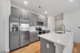 1037 Amboy Ave in Edison, NJ - Building Photo - Building Photo