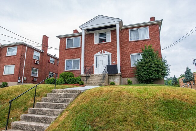 2739 W North Bend Rd in Cincinnati, OH - Building Photo - Building Photo