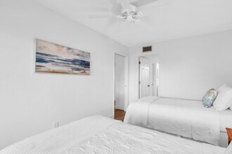 600 Neapolitan Way in Naples, FL - Building Photo - Building Photo