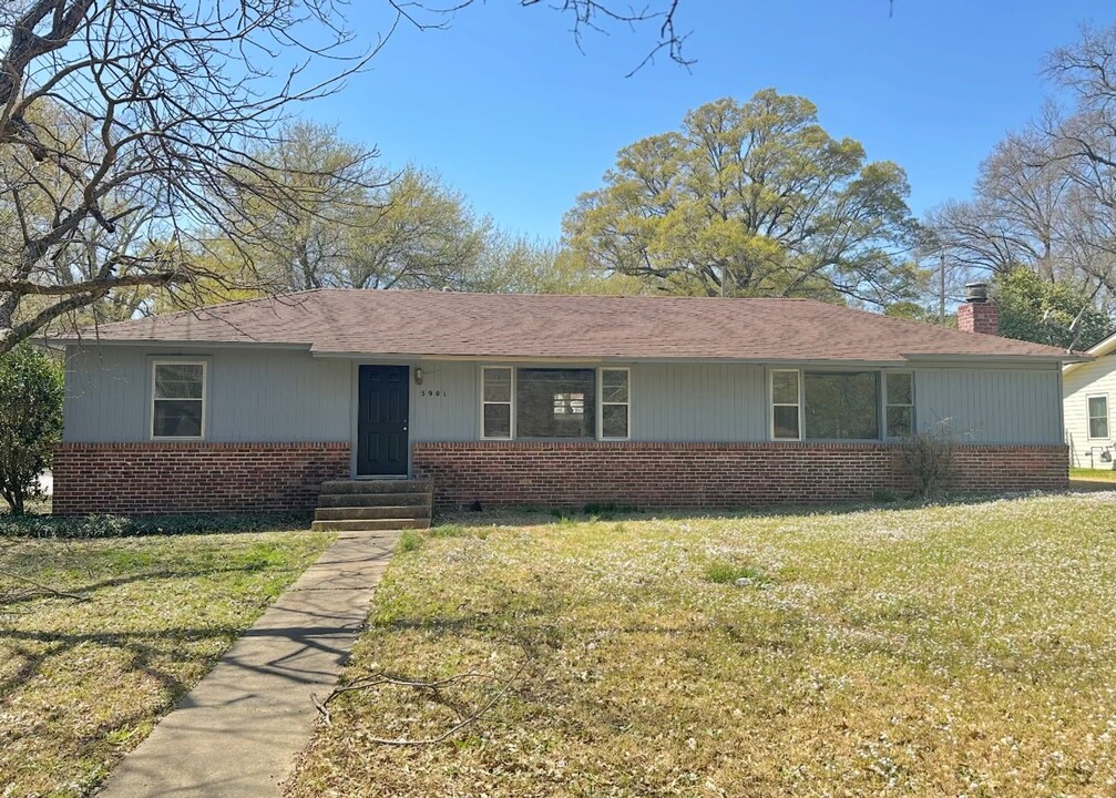 3901 Wood St in Texarkana, TX - Building Photo