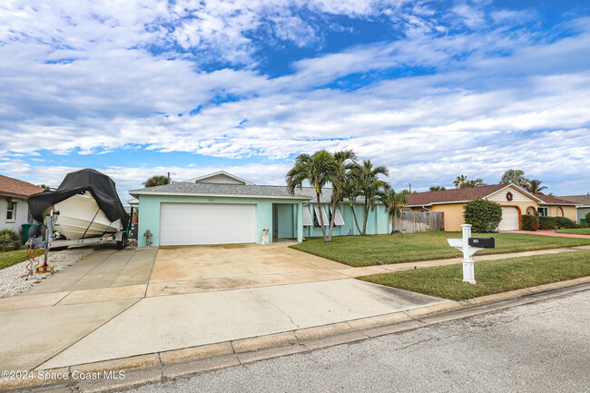 590 Coconut St in Satellite Beach, FL - Foto de edificio - Building Photo