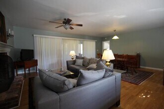 438 Carriage Dr NE in Atlanta, GA - Building Photo - Building Photo