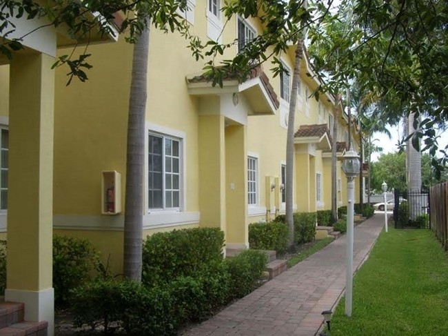 201 NE 4th Ct in Hallandale Beach, FL - Building Photo - Building Photo