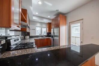 1049 N Winchester Ave, Unit 2 in Chicago, IL - Building Photo - Building Photo