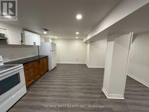 26 Walter Ave in Newmarket, ON - Building Photo - Building Photo