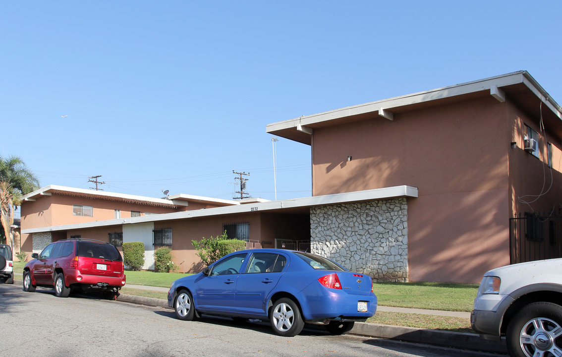 2232 W Via Corona in Montebello, CA - Foto de edificio