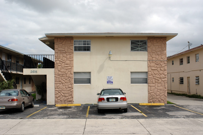 365 W 9th St in Hialeah, FL - Building Photo - Building Photo