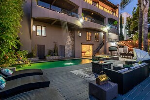 7218 Mulholland Dr in Los Angeles, CA - Building Photo