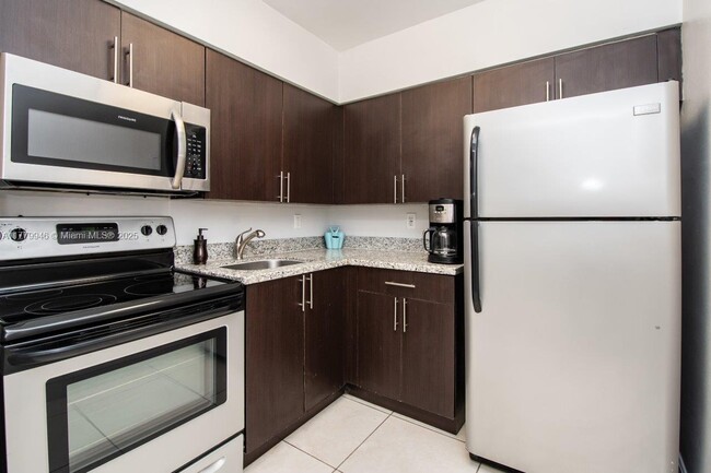 1900 Sans Souci Blvd in North Miami, FL - Foto de edificio - Building Photo
