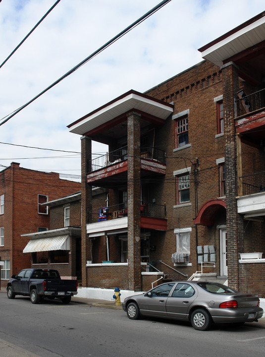 565 Stratton St in Logan, WV - Foto de edificio