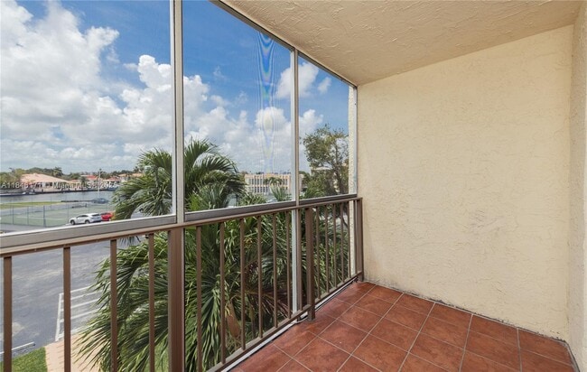 701 Three Islands Boulevard in Hallandale Beach, FL - Building Photo - Building Photo