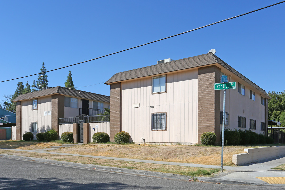 2029 E Pontiac Way in Fresno, CA - Building Photo