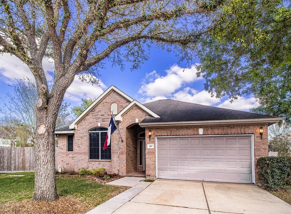 4402 Blooming Garden Ct in League City, TX - Foto de edificio