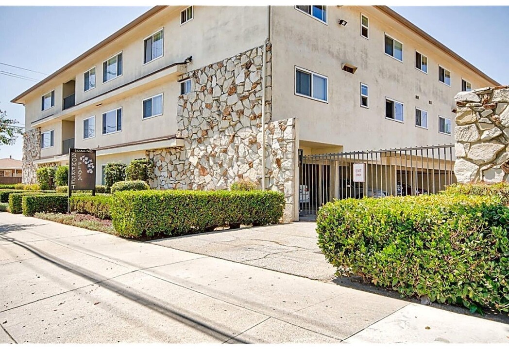 Somerset plaza in Bellflower, CA - Building Photo