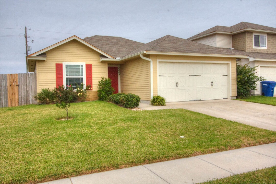 2233 Abeto Dr in Corpus Christi, TX - Building Photo