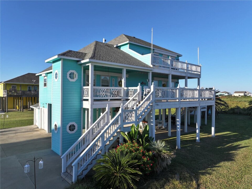 854 Helen Blvd in Port Bolivar, TX - Building Photo