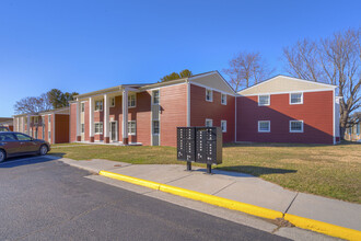 Stonegate and Carlton Scott Apartments in Blacksburg, VA - Foto de edificio - Building Photo