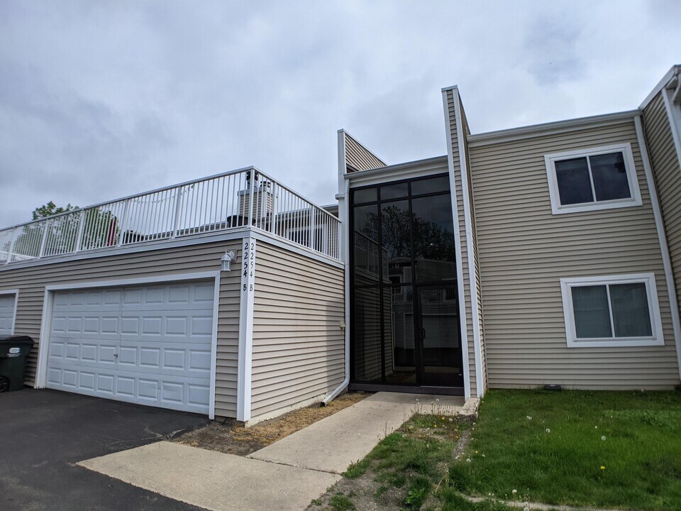 2254 N Baldwin Way in Palatine, IL - Building Photo