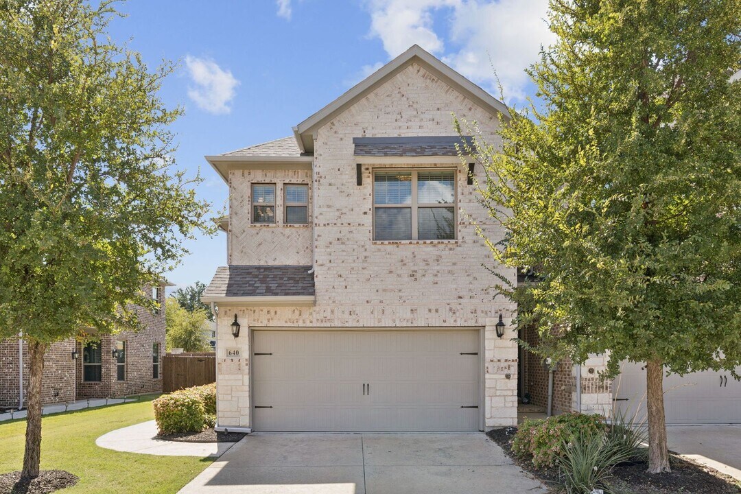 640 Hutchinson Ln in Lewisville, TX - Building Photo