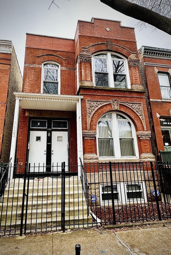 1123 N Hoyne Ave, Unit G in Chicago, IL - Foto de edificio - Building Photo