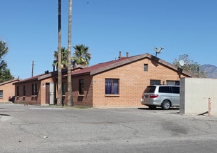 238 W Navajo Rd in Tucson, AZ - Foto de edificio - Building Photo