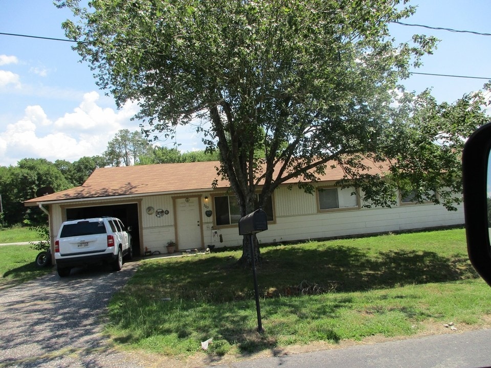 301 Dwain St in Glenwood, AR - Building Photo
