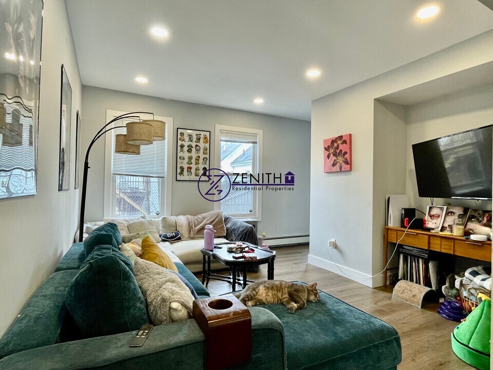 17 Grant St in Somerville, MA - Building Photo